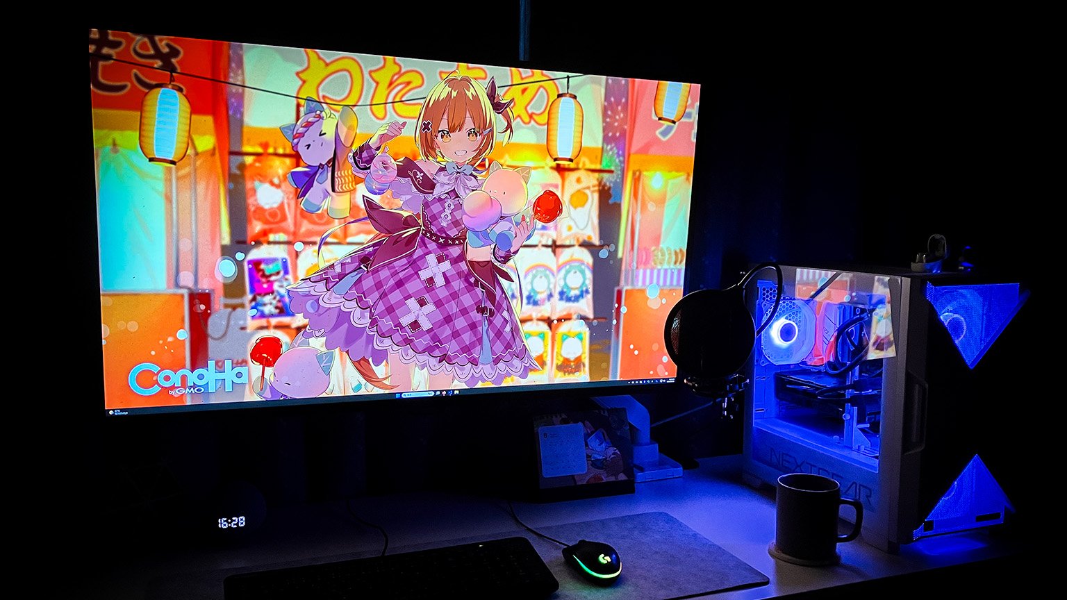 モニターアームを導入した後のデスクの写真