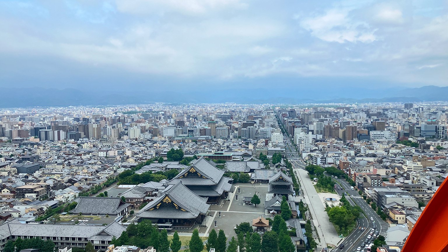 ニデック京都タワーの展望室から見た東本願寺と烏丸通の写真
