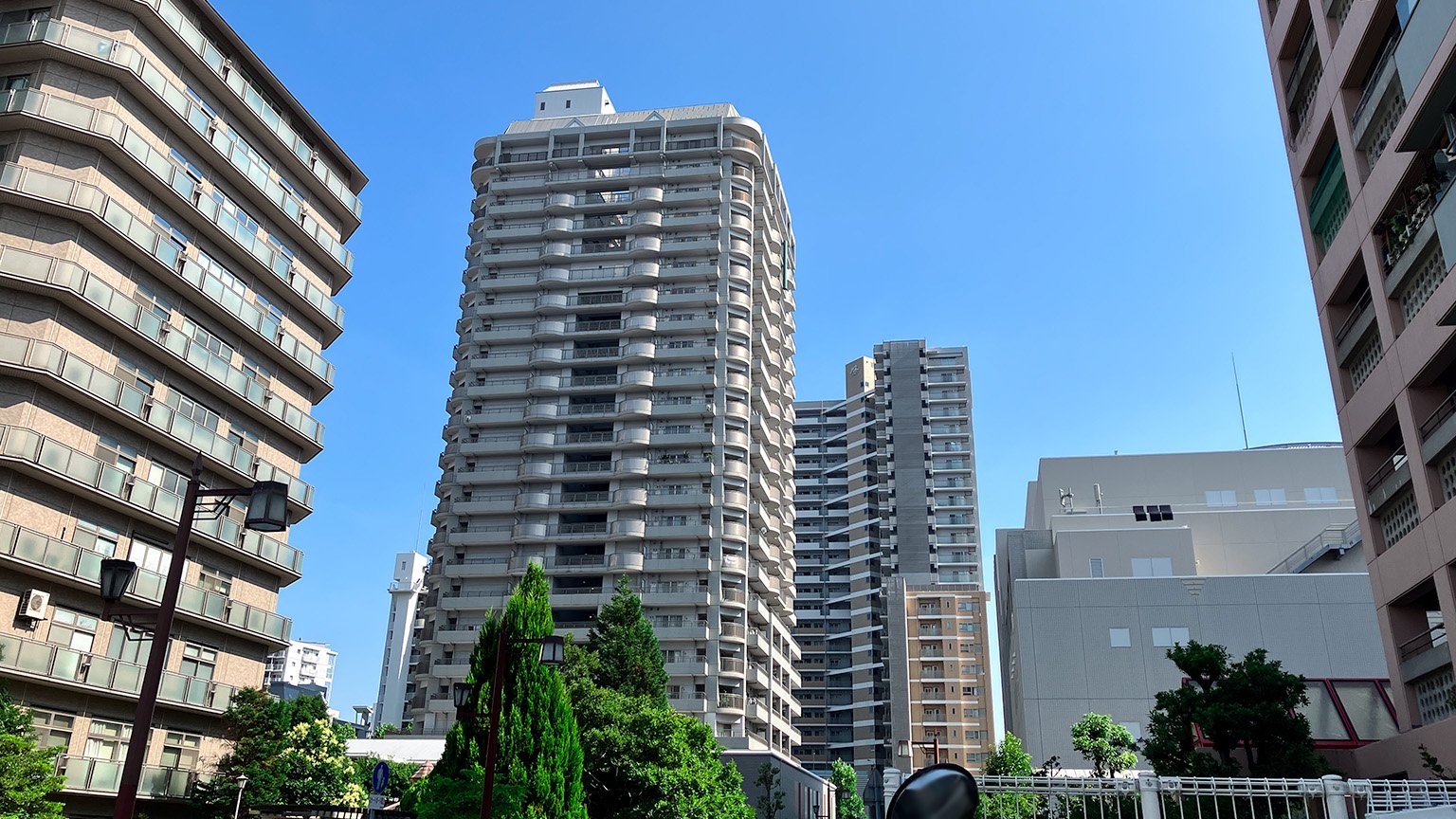 JR尼崎駅北側に立ち並ぶマンションの写真