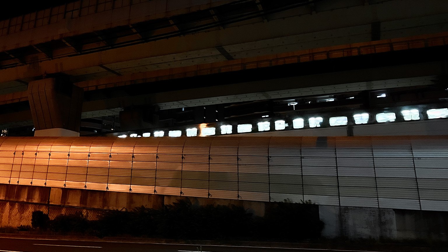 地下鉄中央線と阪神高速の写真