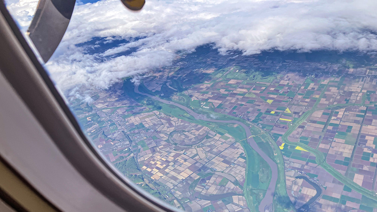 稚内行きの飛行機から見下ろす北海道の写真