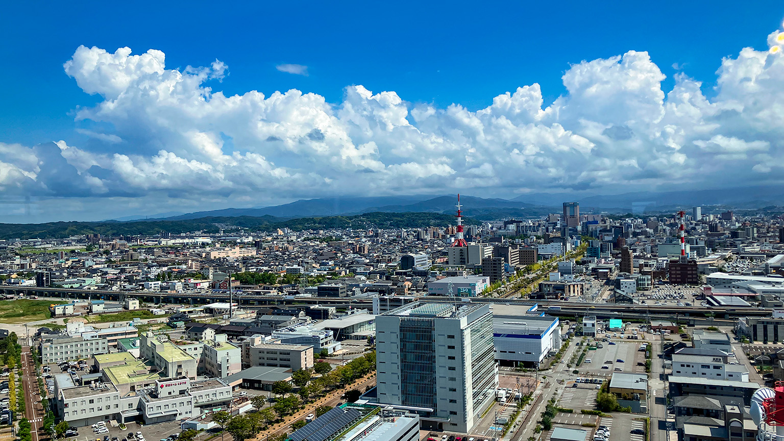 石川県庁展望ロビーの東方向の写真