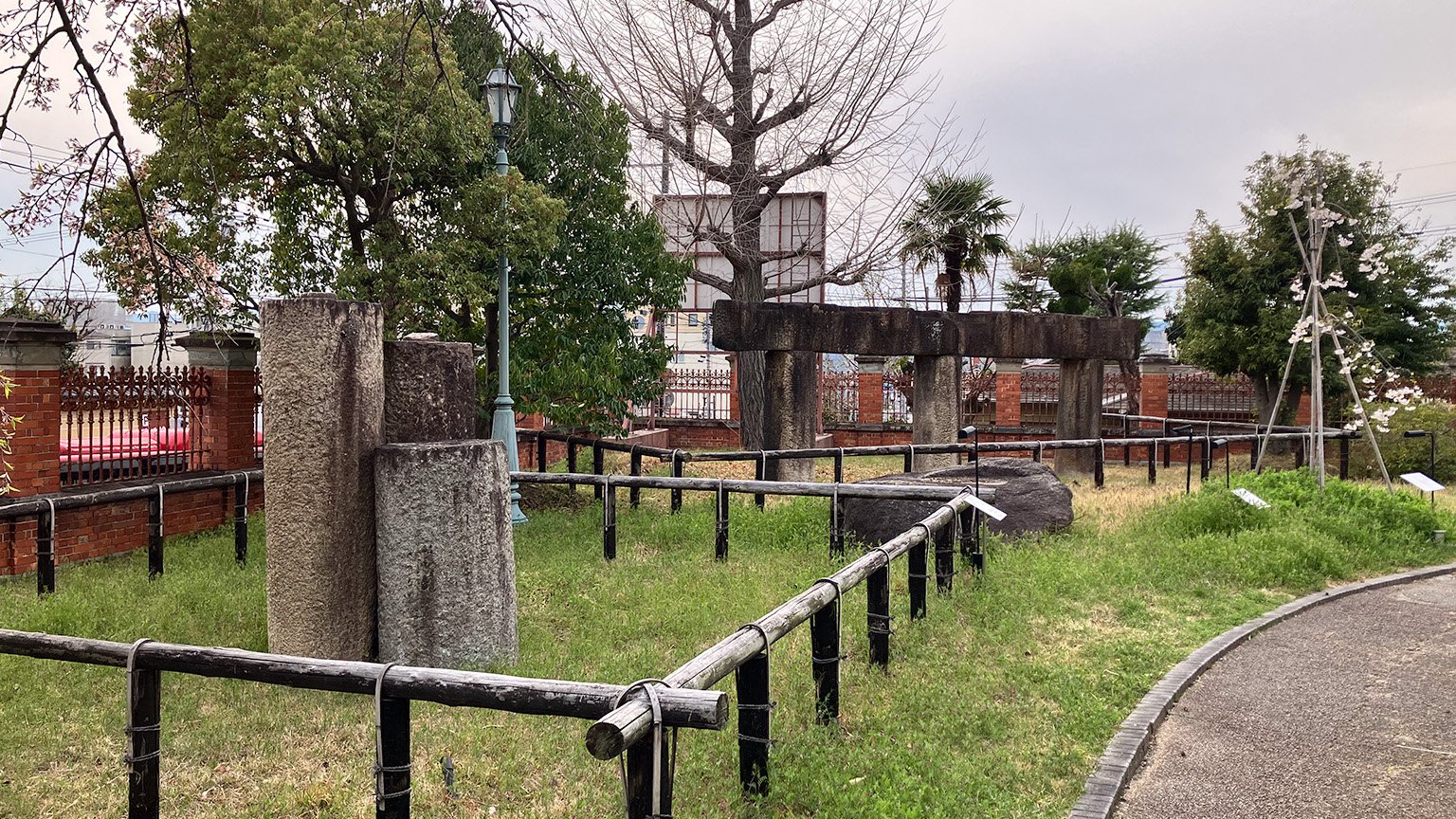 京都国立博物館の西の庭内にある五条大橋の橋脚・橋桁と三条大橋の橋脚の写真