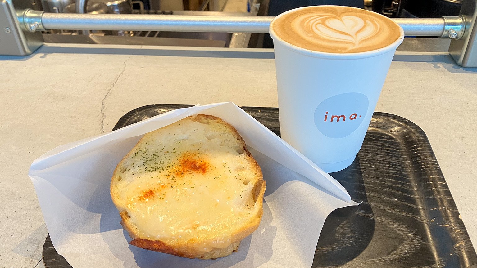 ima coffee stand のカフェラテとクロックムッシュの写真