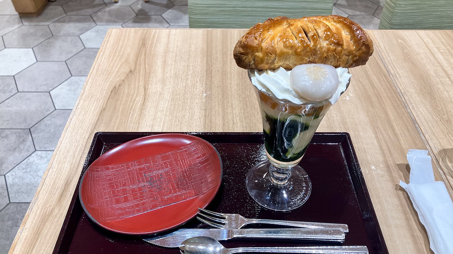 みたらし小餅茶屋のみたらし小餅パイパフェ（抹茶ソース）の写真