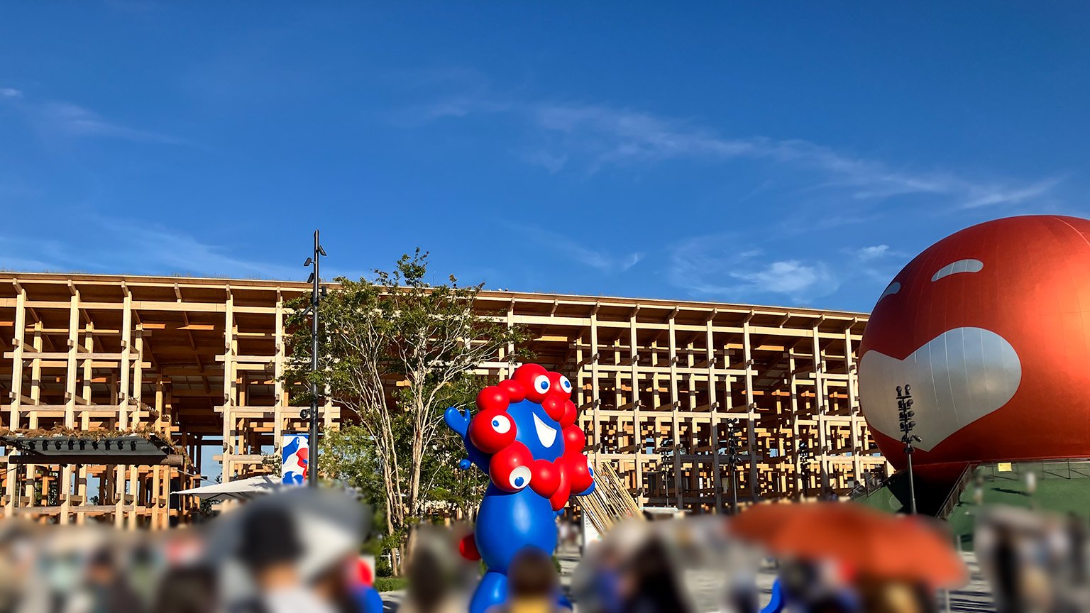 大阪・関西万博の大屋根リングとミャクミャクの写真