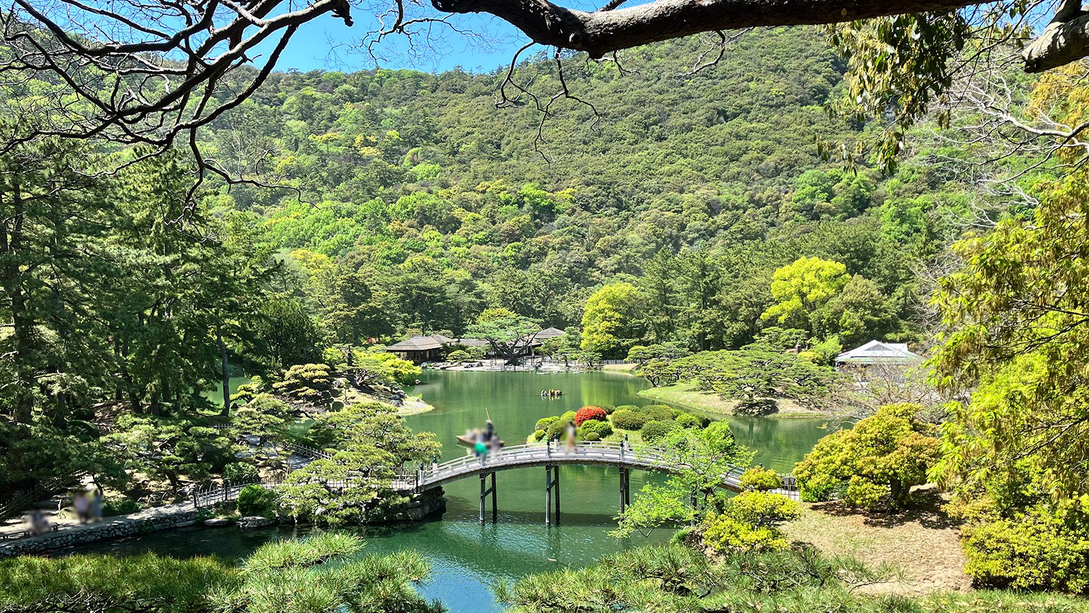 栗林公園の飛来峰からの景色の写真