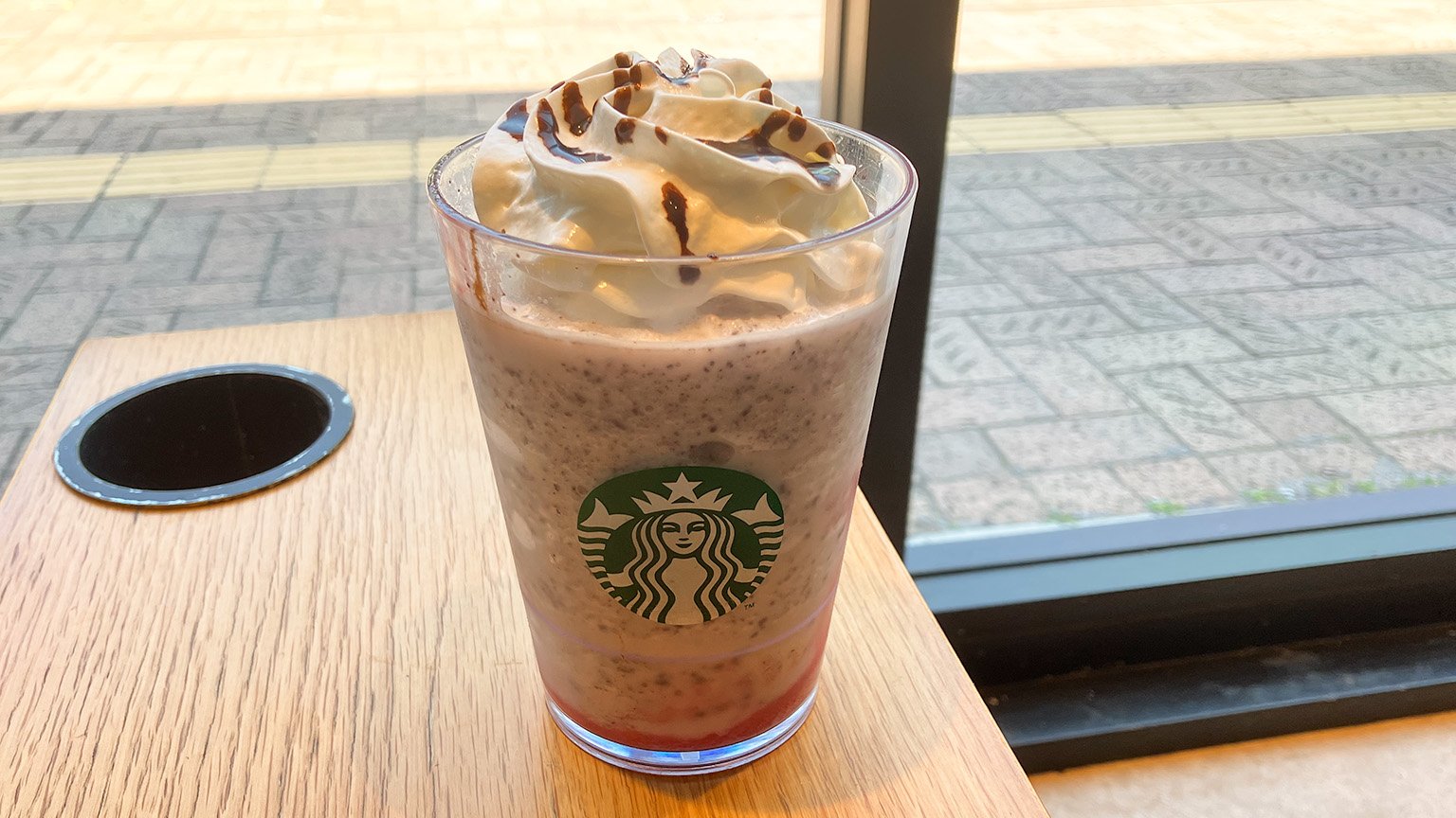 スタバのイチゴチョコレートフラペチーノの写真