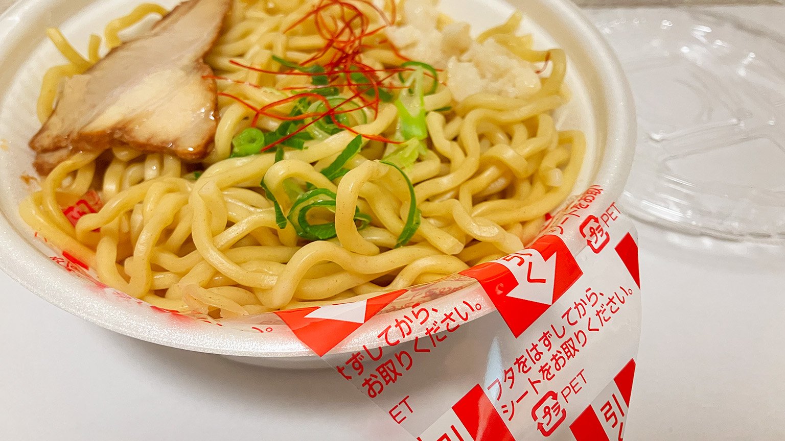 ファミリーマートの「SUSURU TV. 濃厚とんこつ豚無双濃厚無双ラーメン」の写真