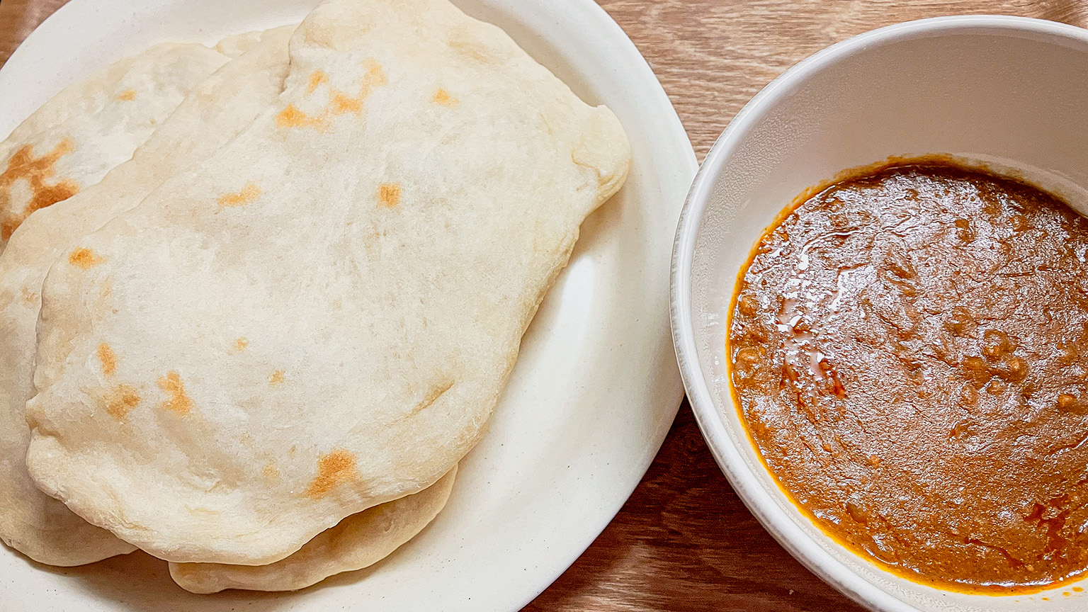 焼いたナンとキーマカレーの写真