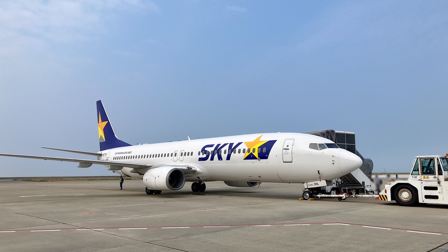 神戸空港に駐機中のスカイマークの飛行機の写真