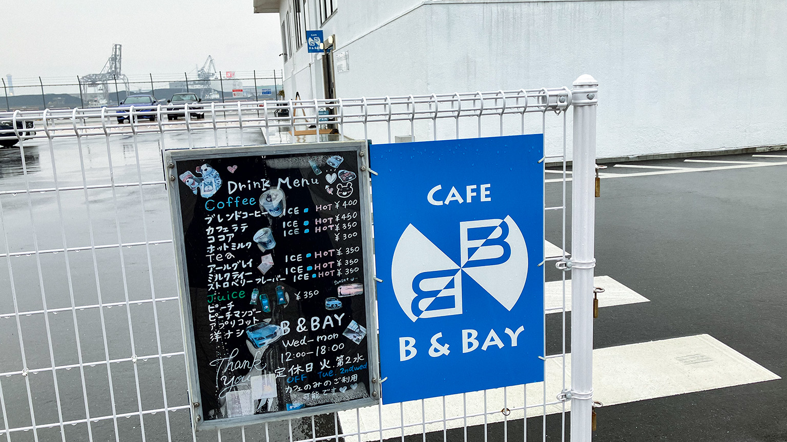 CAFE B&BAY の入り口の写真