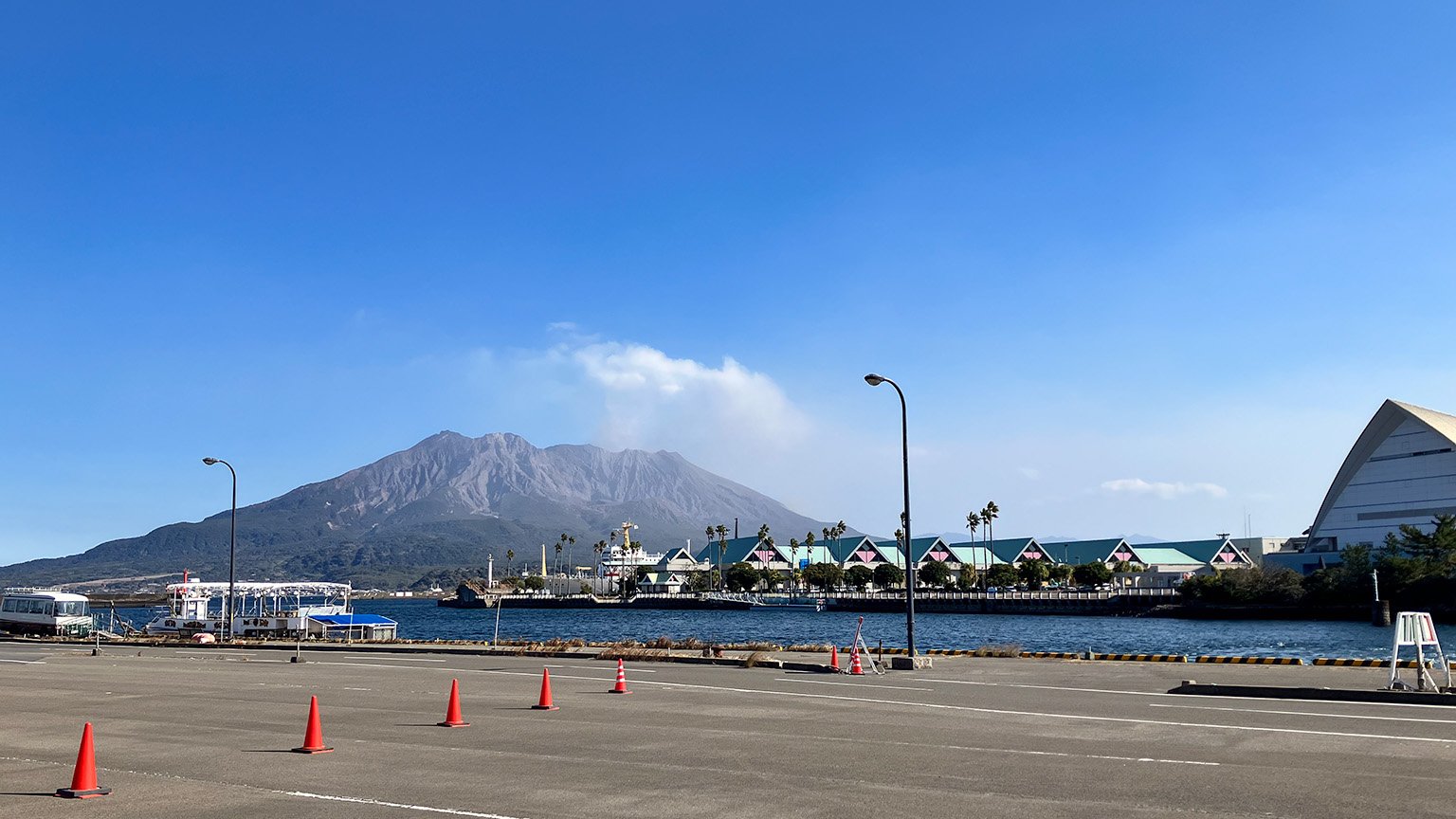 鹿児島港から見た桜島の写真