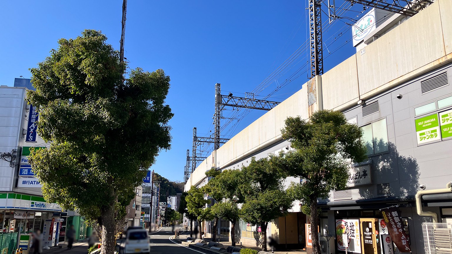 京阪電車枚方市駅周辺の高架横の道路の写真