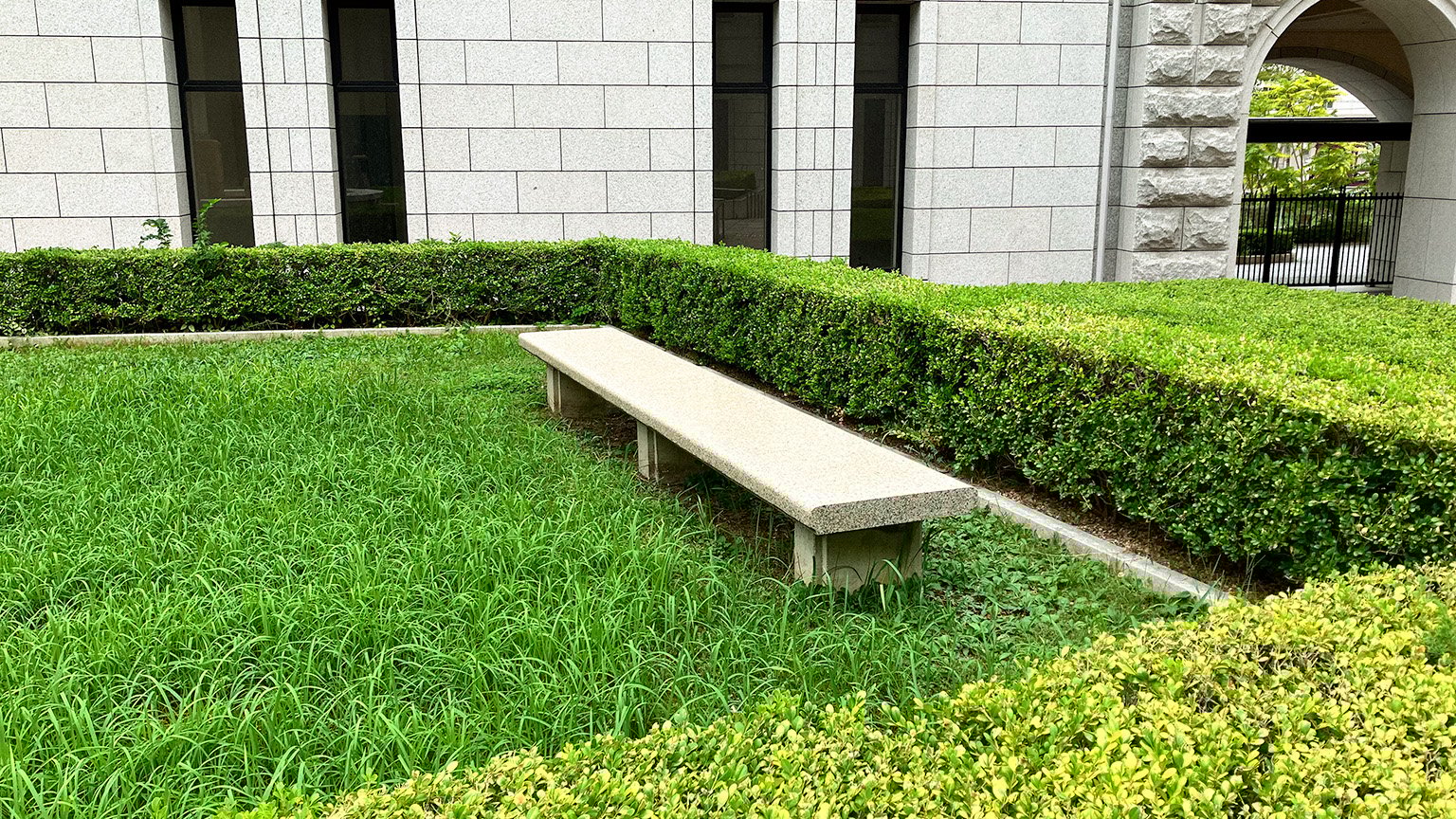 神戸税関の中庭に設置されたベンチの写真