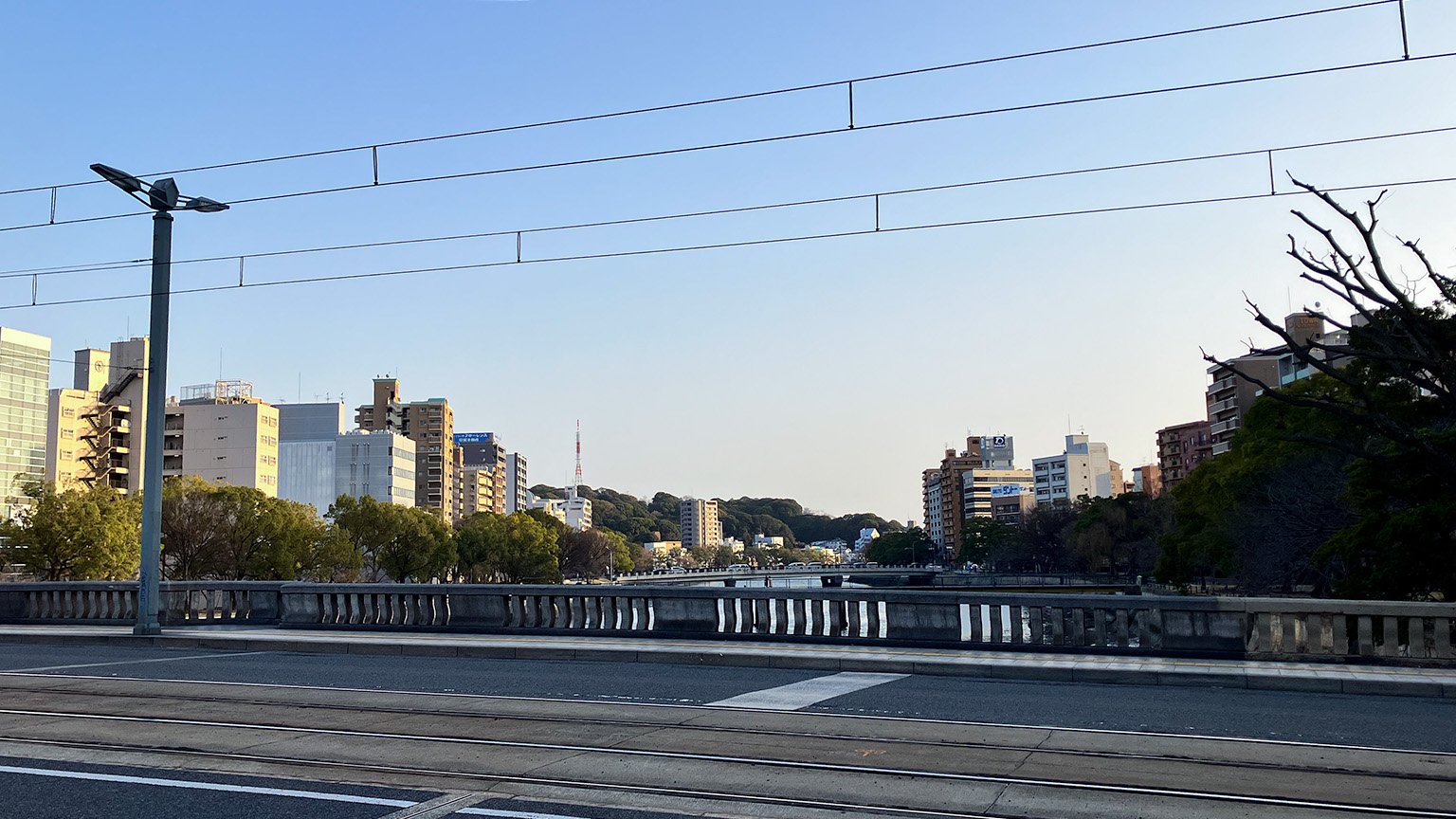 京橋川に架かる稲荷大橋の写真