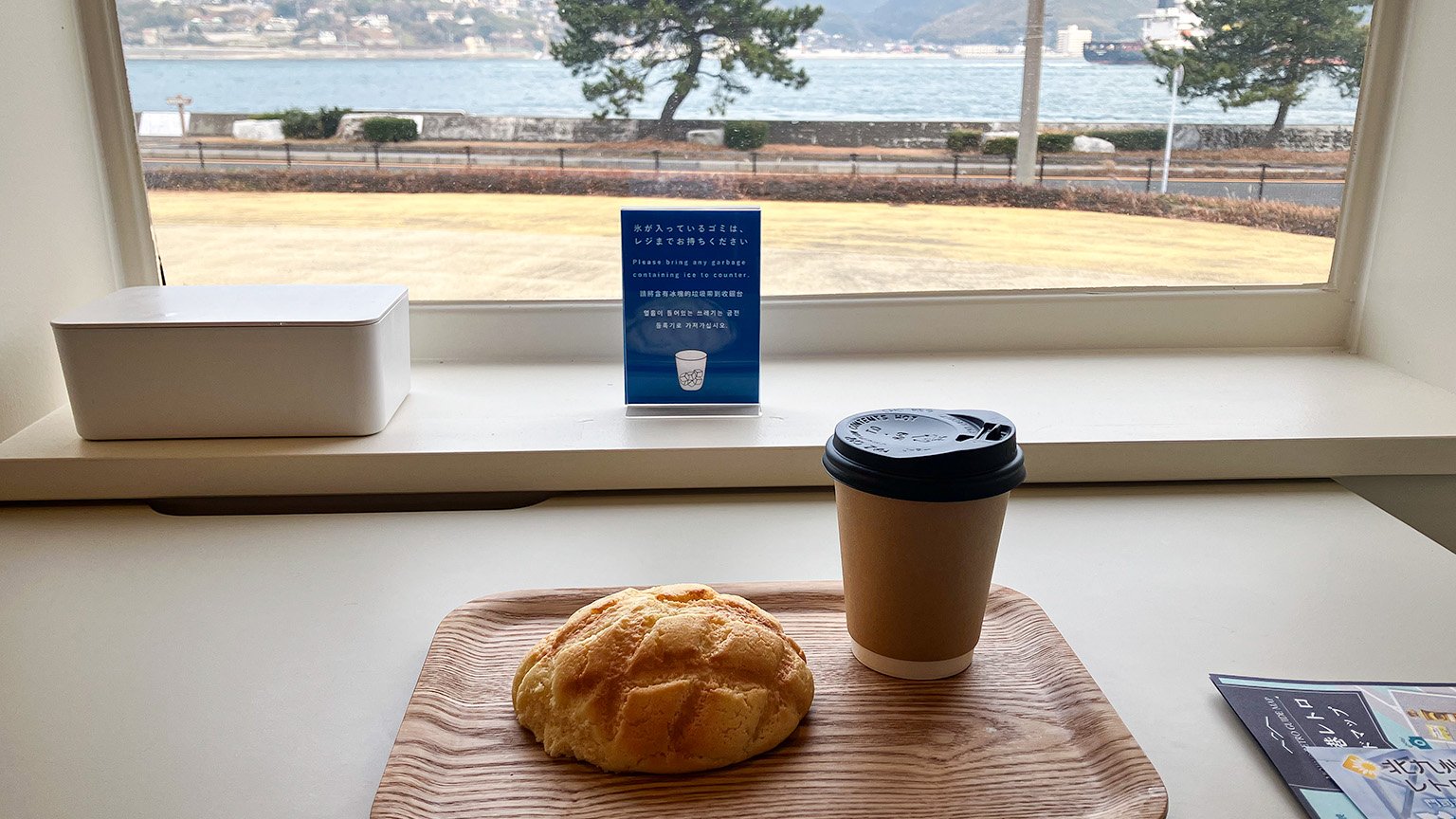 和布刈公園内のカフェPicめかり公園店のカフェオレとメロンパンの写真