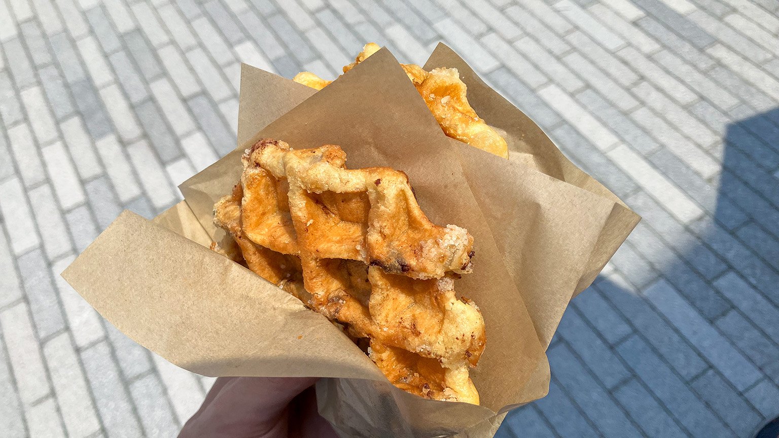 ベルギーパビリオンのキッチンカーで購入したワッフルの写真