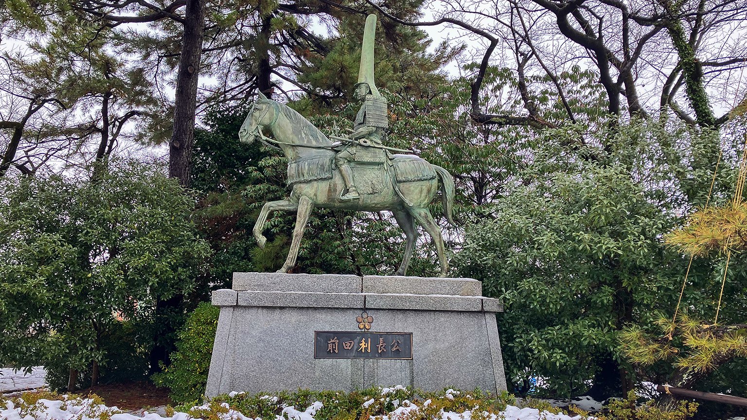 高岡古城公園の前田利長公銅像の写真