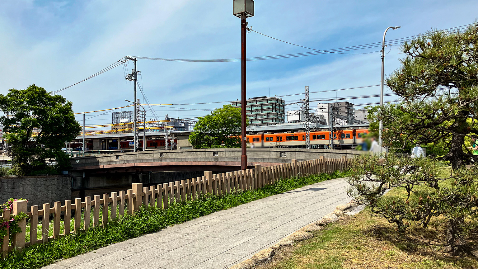 尼崎城址公園から見る阪神電車尼崎駅の写真