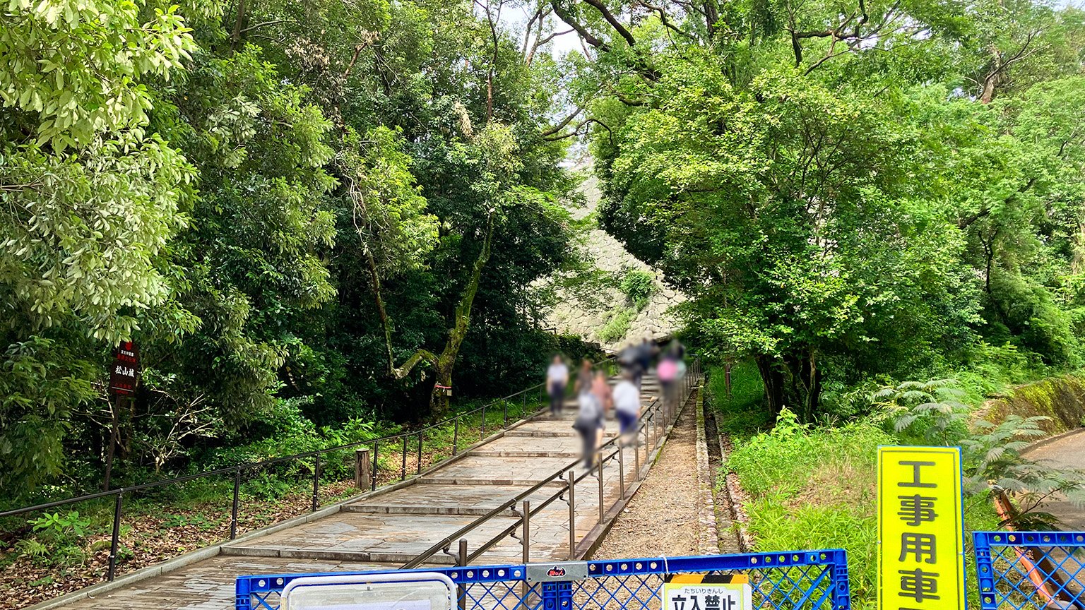 松山城へと続く階段の写真