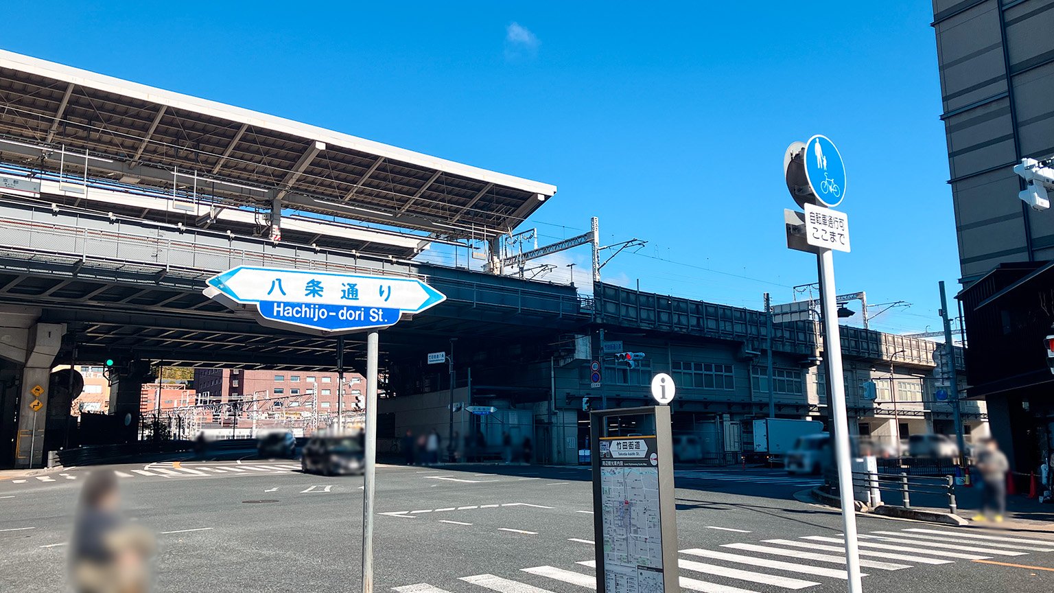 京都駅前の八条通の写真