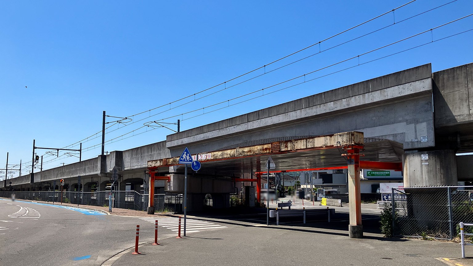 姫路駅と手柄山平和公園駅の間の山陽本線沿いの写真