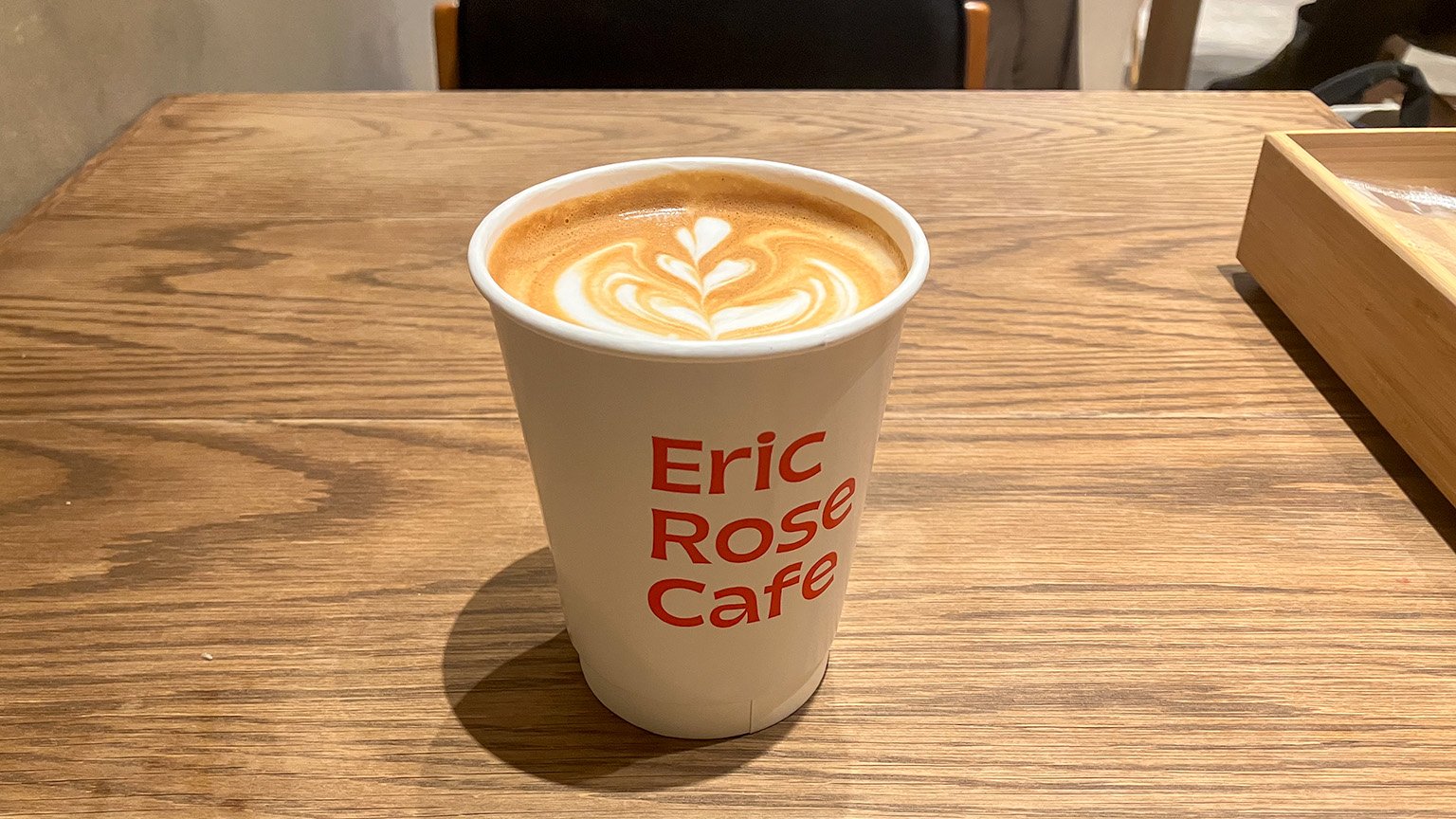 Eric Rose Cafe OSAKA のホットカフェラテの写真