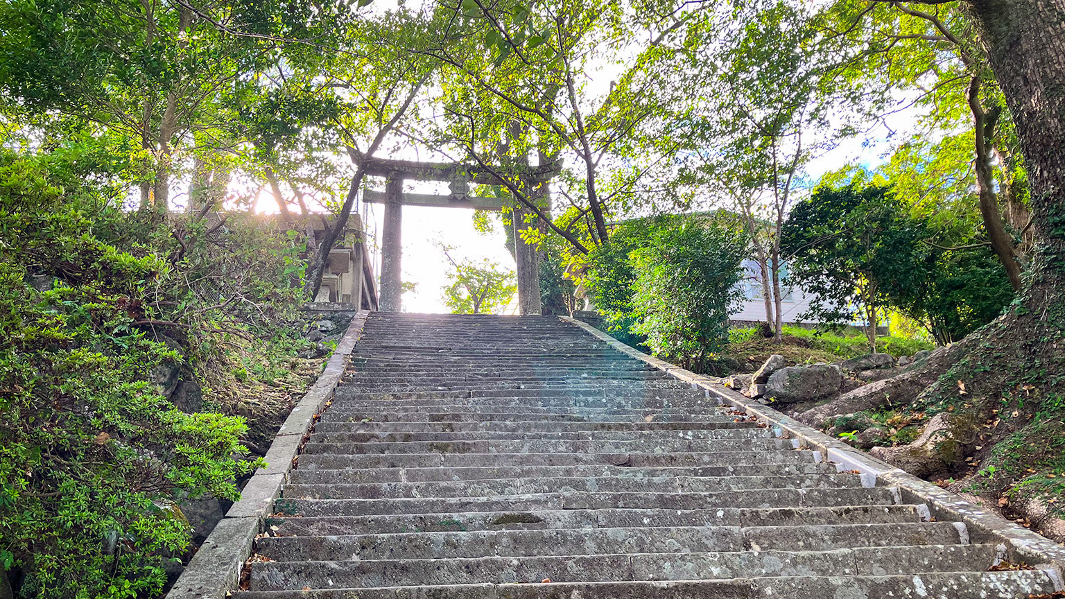 淵神社の石段と鳥居の写真