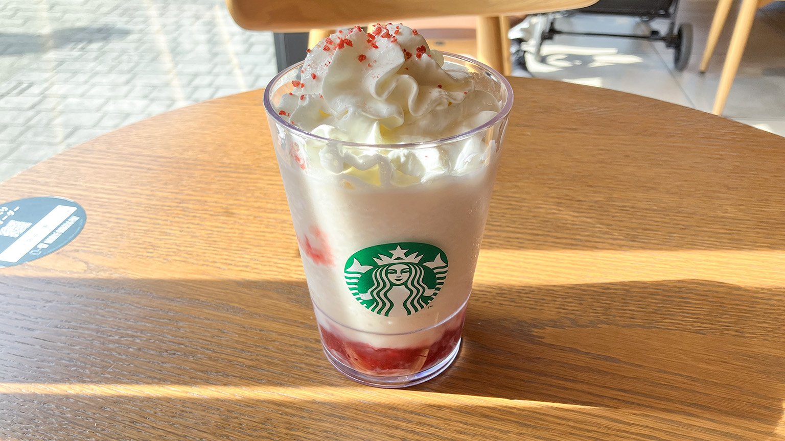 スタバの「ストロベリー&ジョイフルメドレーティーフラペチーノ」の写真