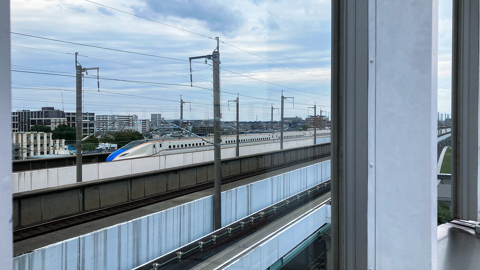 鉄道博物館のパノラマデッキから見た新幹線の写真