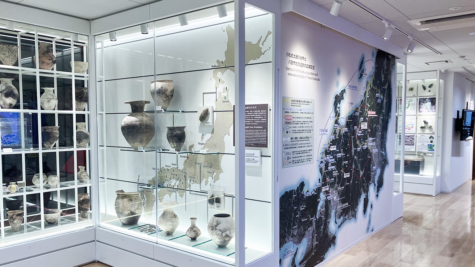 Komatsu 九 の展示スペースの写真