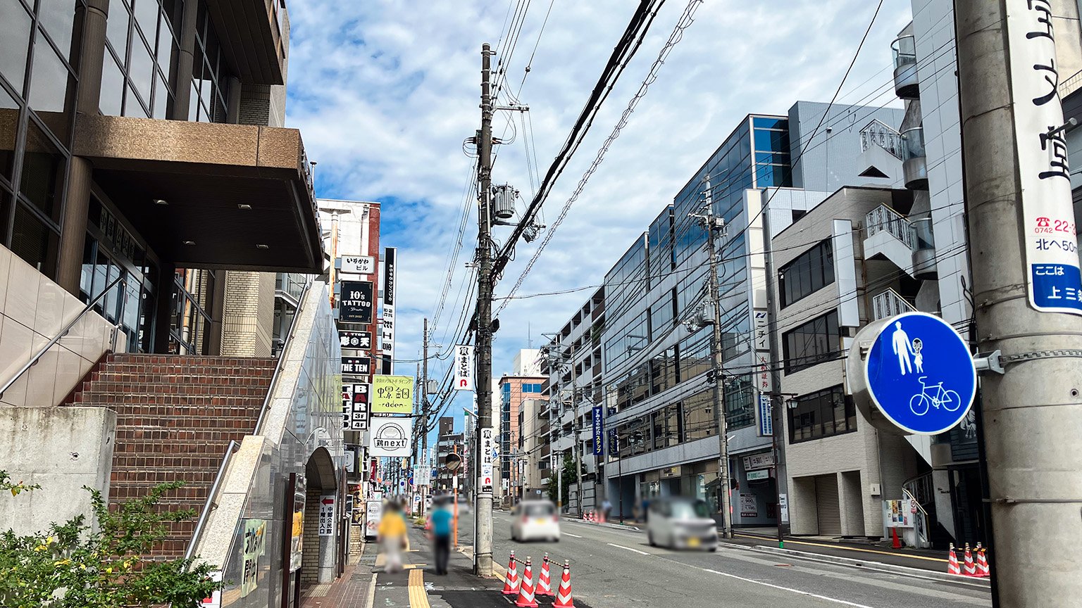 三条通りから近鉄奈良駅へ向かう道路の写真