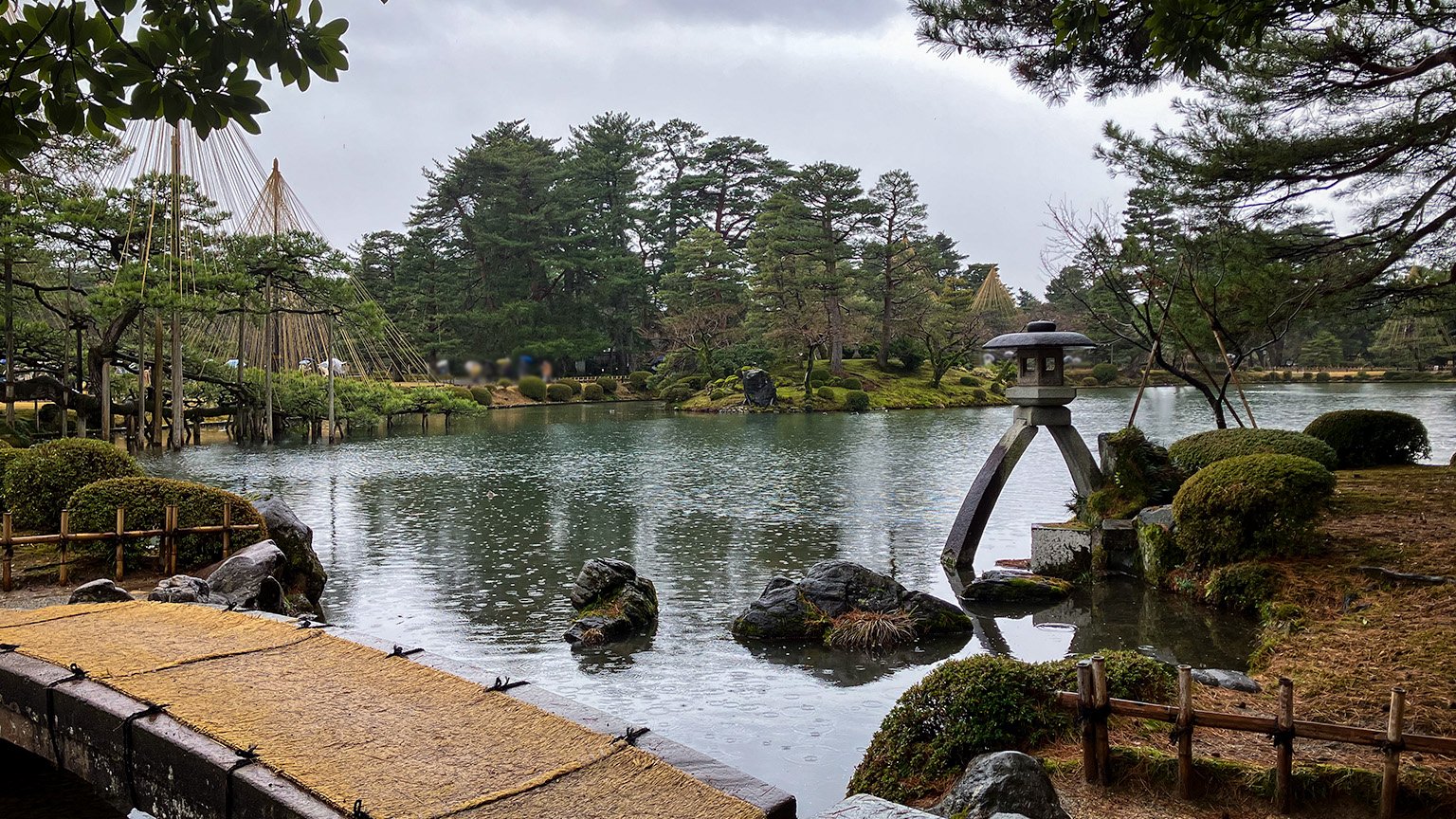 兼六園の徽軫灯籠と霞ヶ池の写真