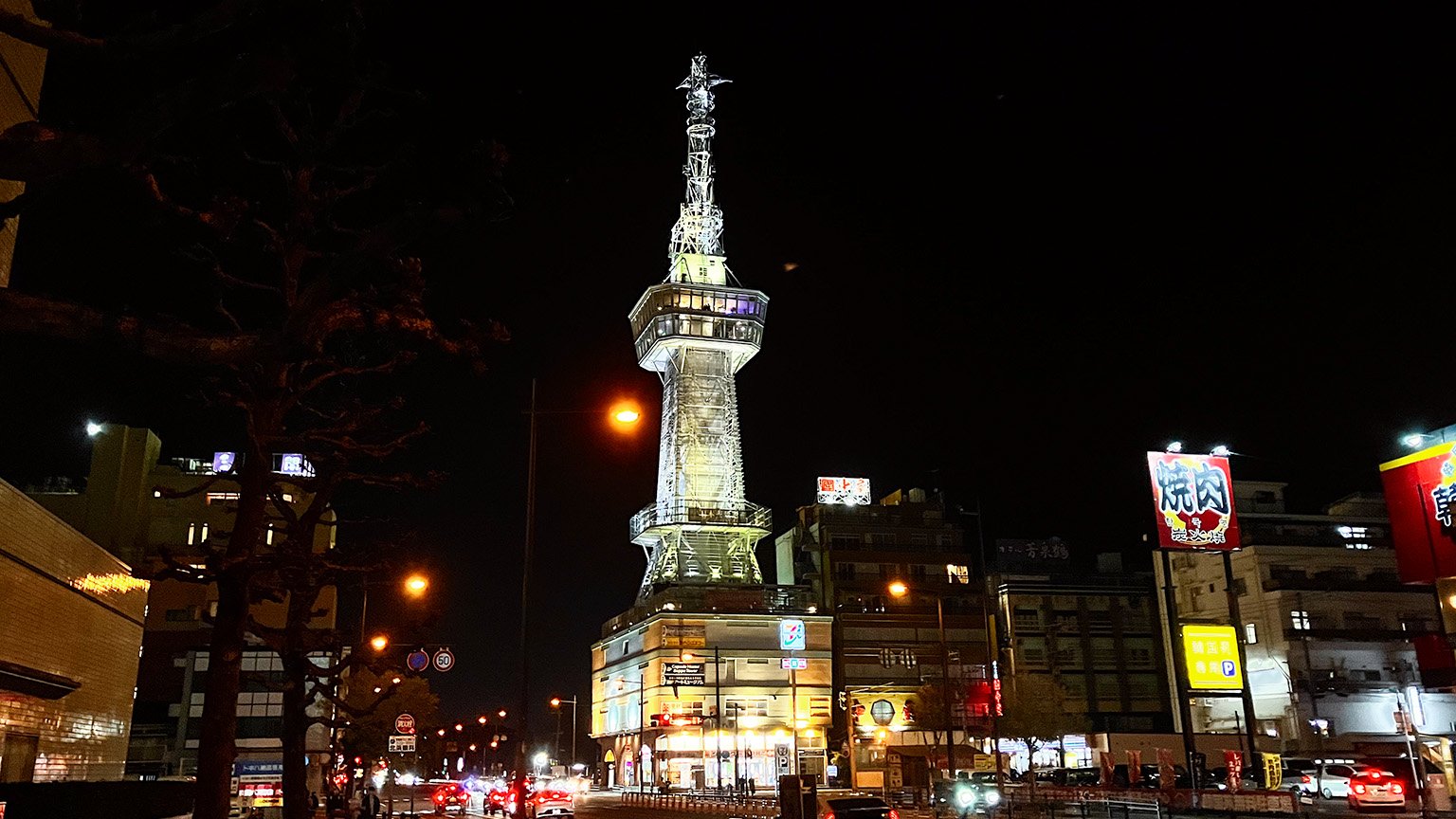 夜の別府タワーの写真