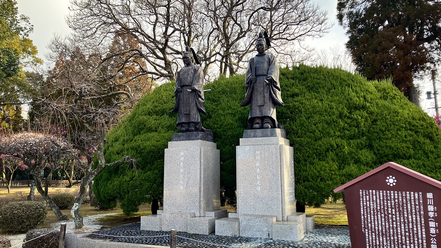水前寺成趣園の細川藤孝公・忠利公像の写真