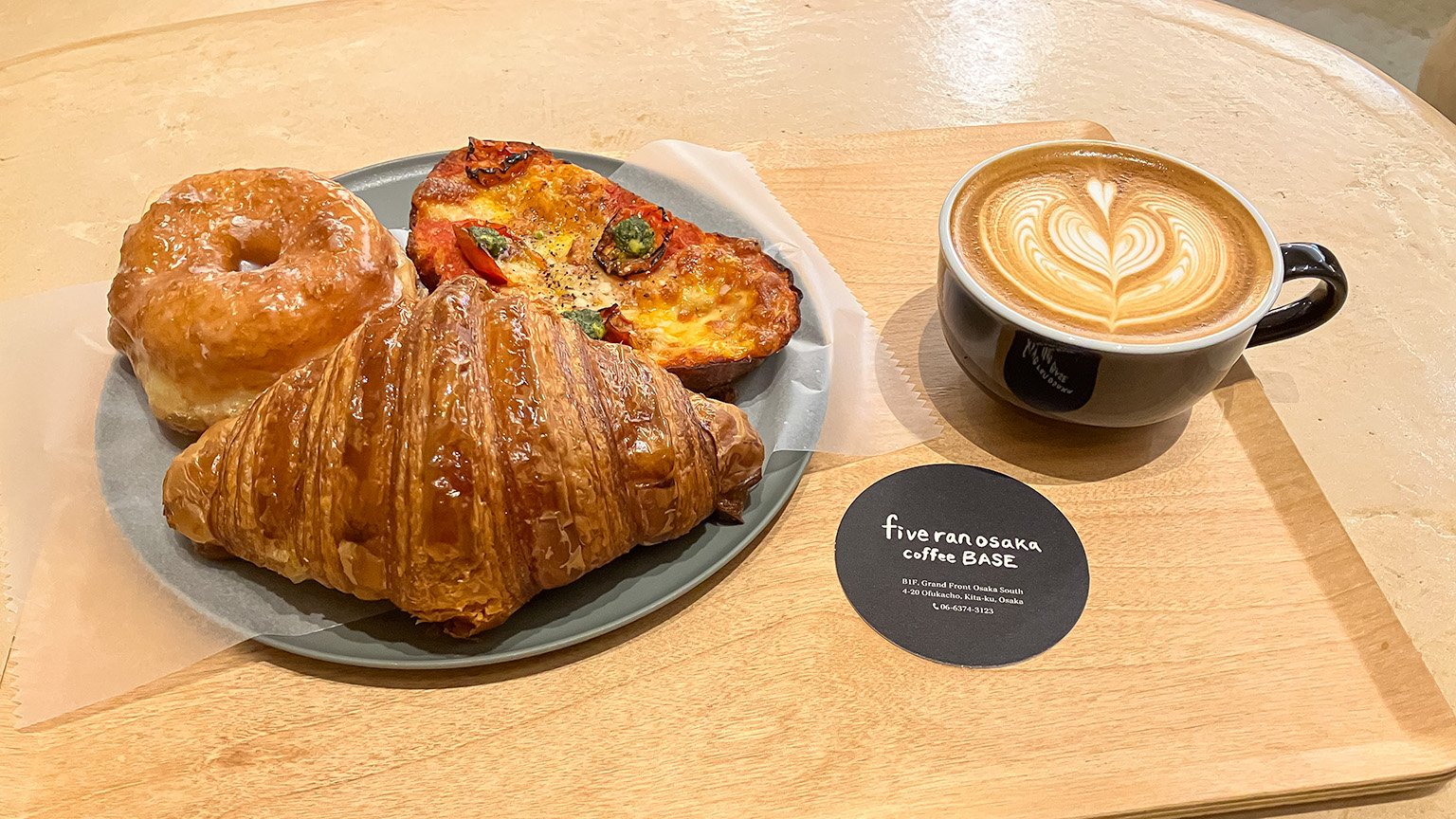fiveran osaka coffee BASE のパン（マルゲリータタルティーヌ、fiveranドーナツ（グレーズ）、クロワッサン）とホットカフェラテの写真