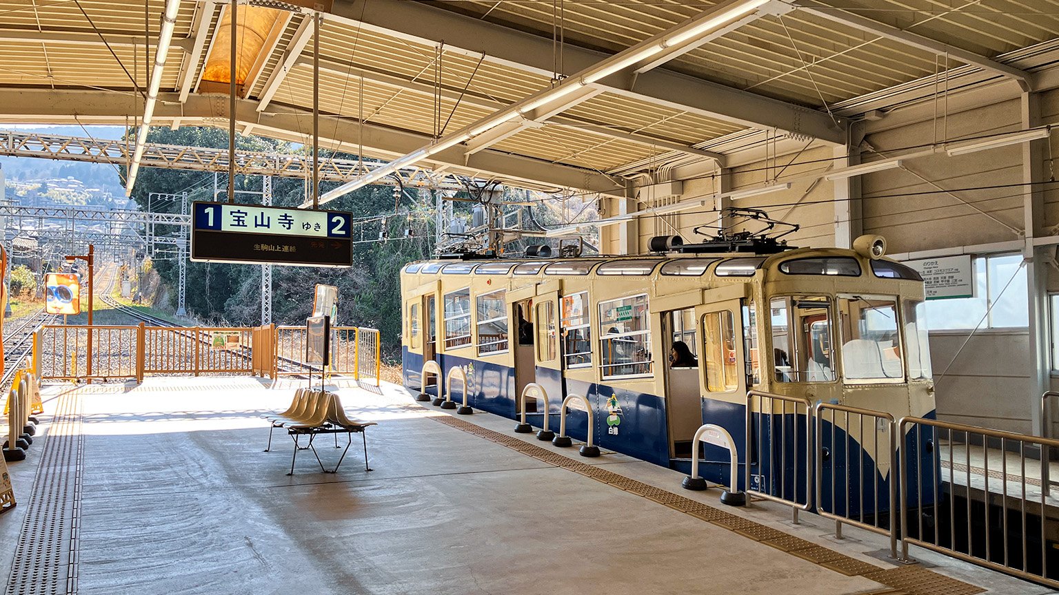 近鉄生駒ケーブル鳥居前駅のホームの写真