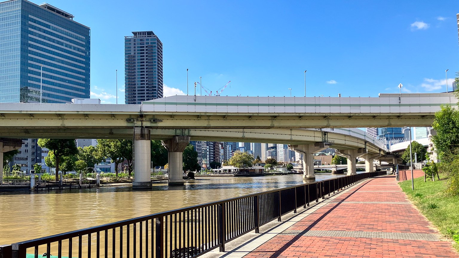 天神橋付近の大川沿いの景色の写真