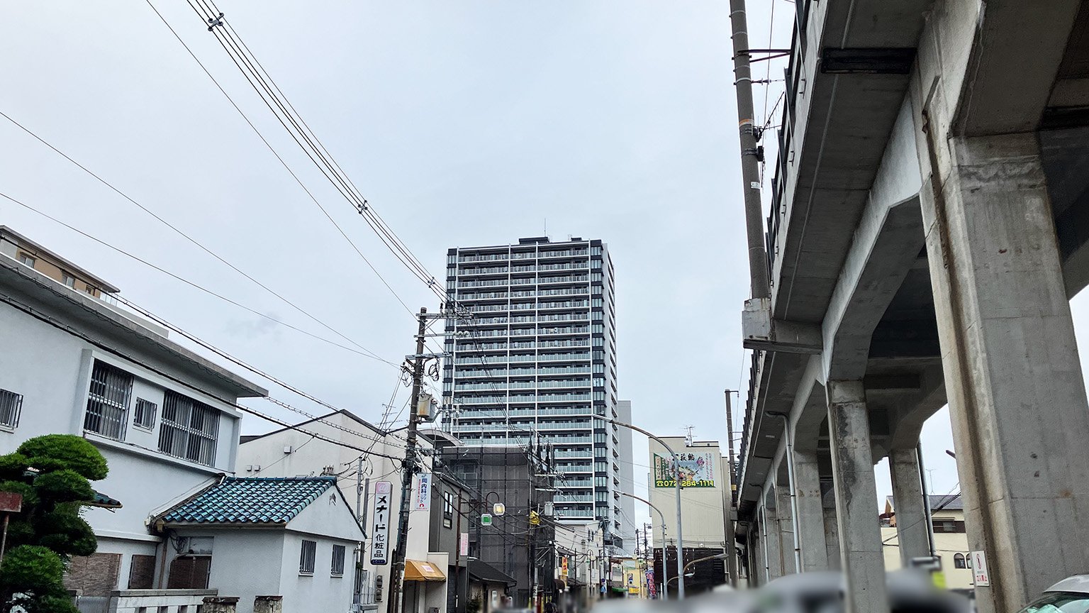 JR羽衣線の高架の線路横の写真