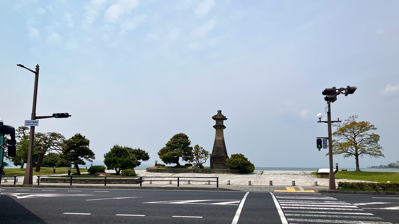 宍道湖と青柳楼の大燈籠の写真