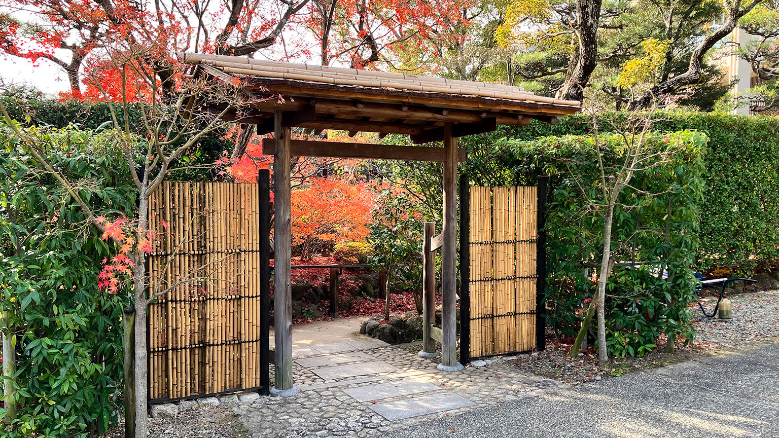 相楽園の日本庭園の入り口の写真