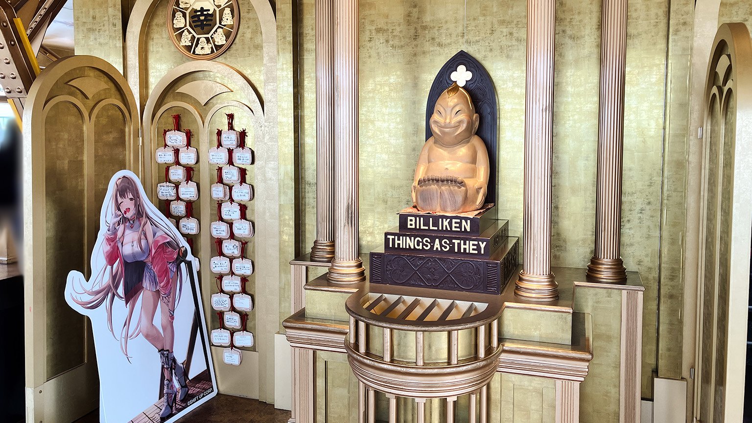 通天閣のビリケンさんと勝利の女神：NIKKE のパネルの写真