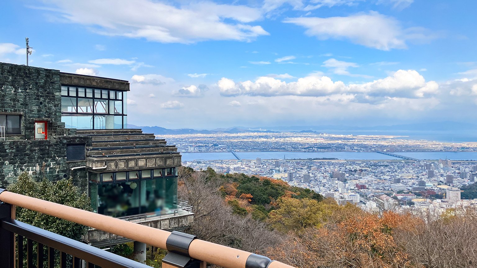 眉山山頂の展望広場からの景色の写真