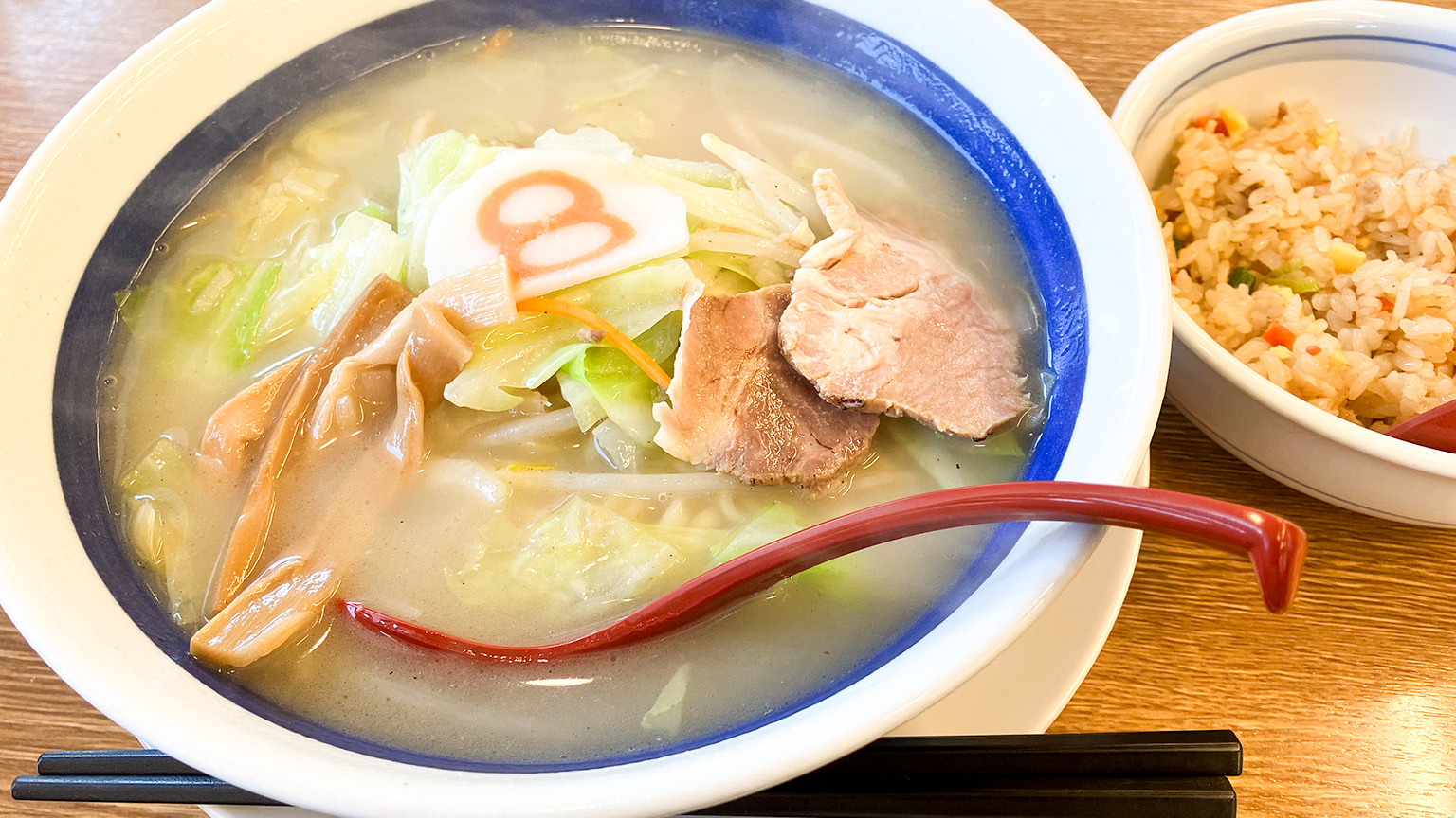 野菜らーめんとミニ炒飯のセットの写真