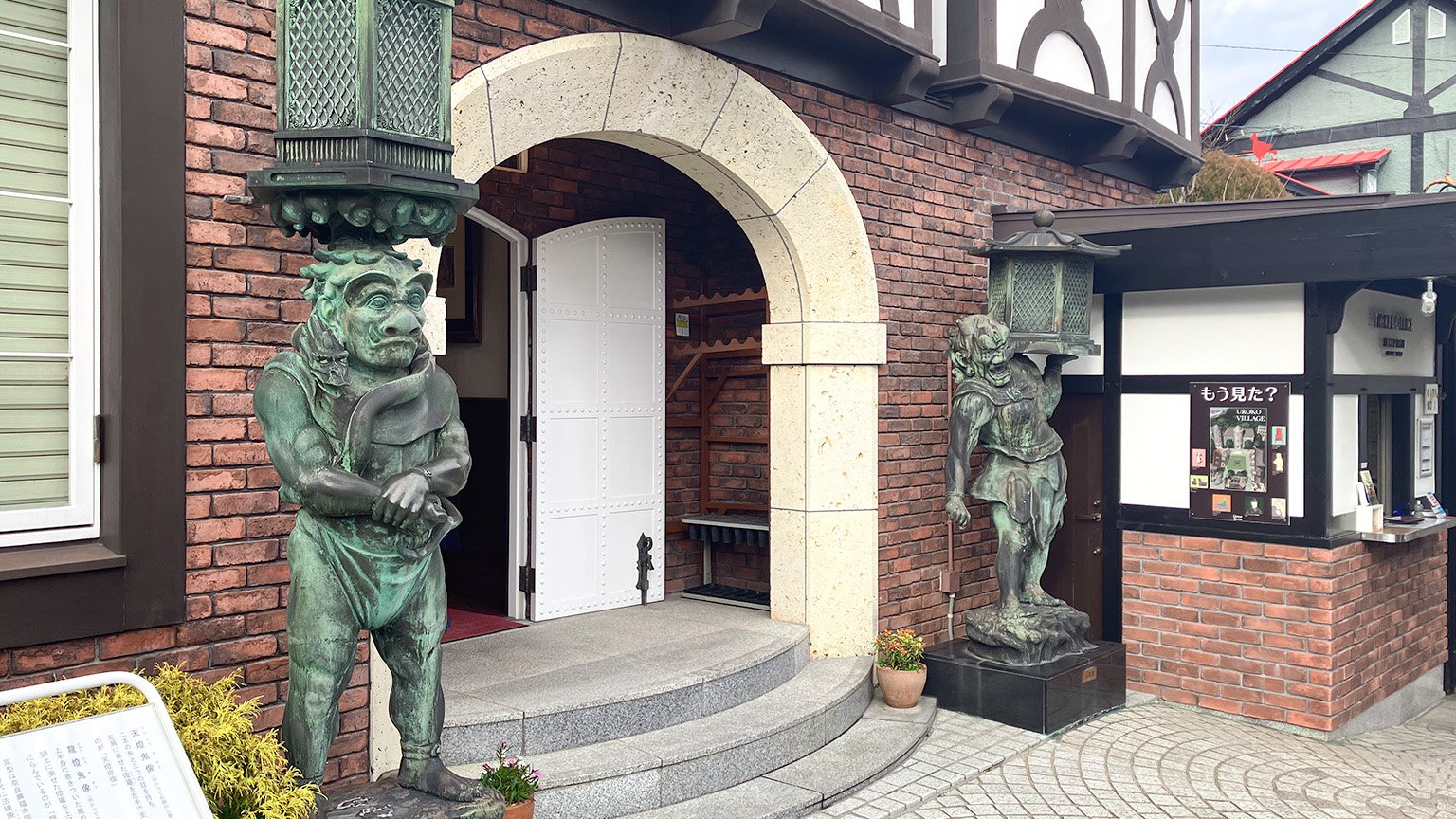 山手八番館の入口に設置された天燈鬼像と龍燈鬼像の写真