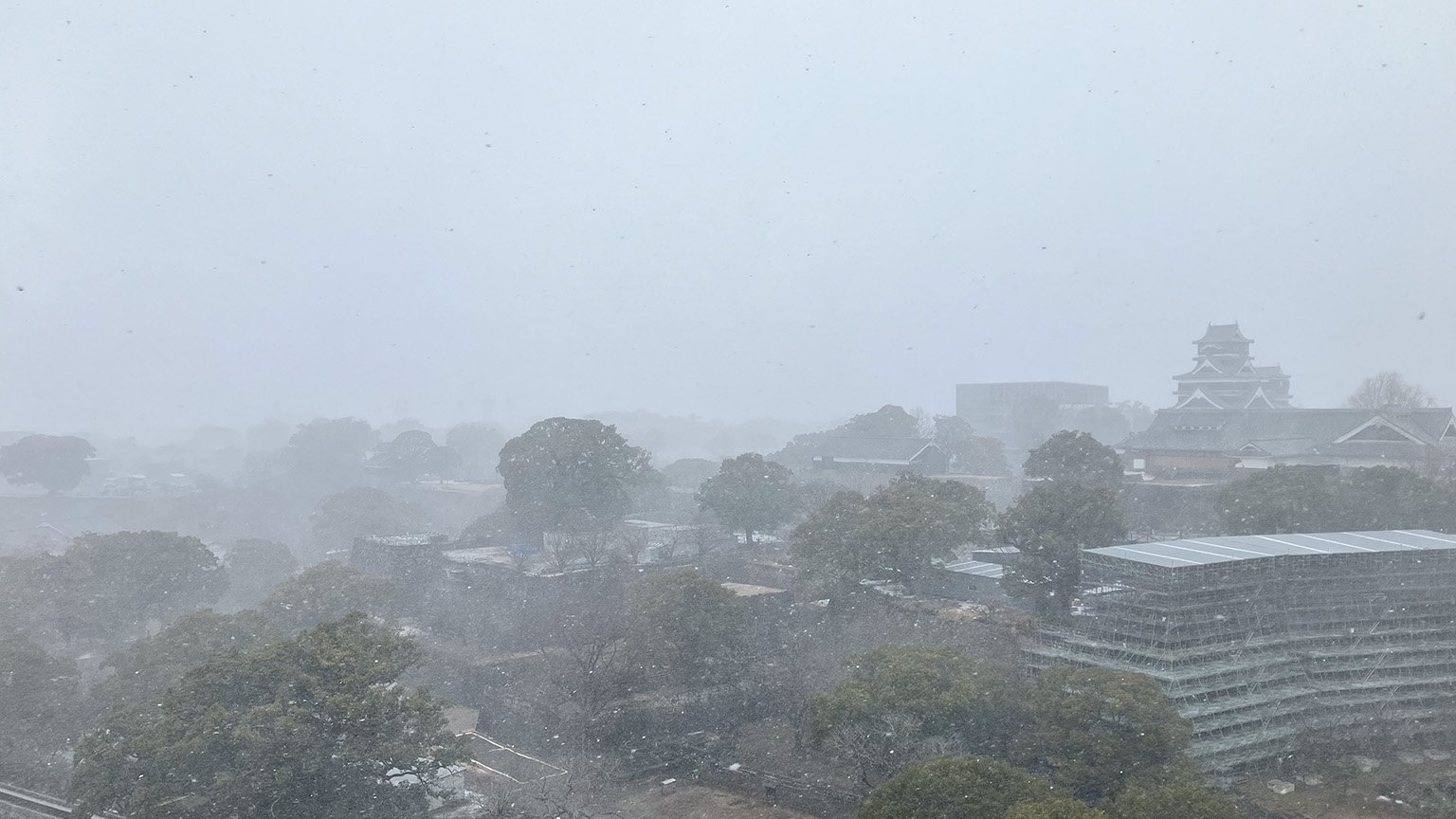 熊本市役所の展望ロビーから見た雪景色の写真