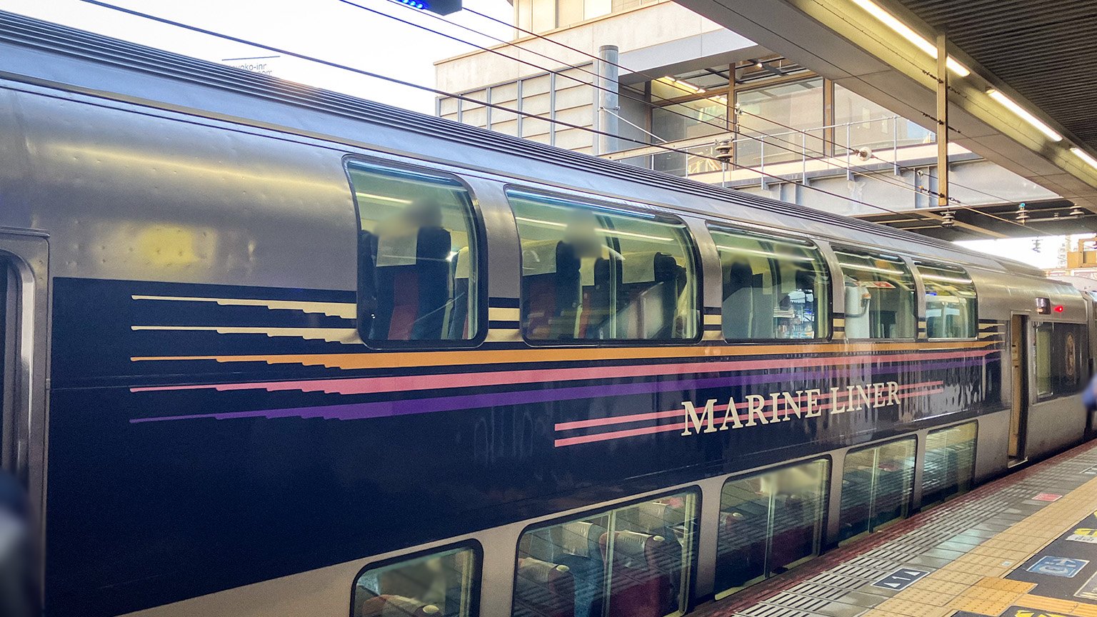 岡山駅に停車する快速マリンライナーの写真