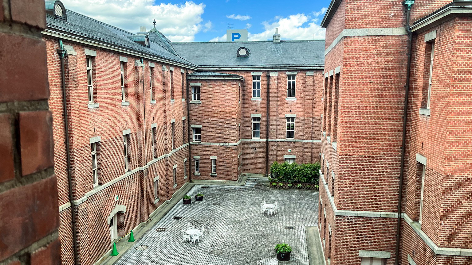 山形県郷土館「文翔館」の中庭の写真
