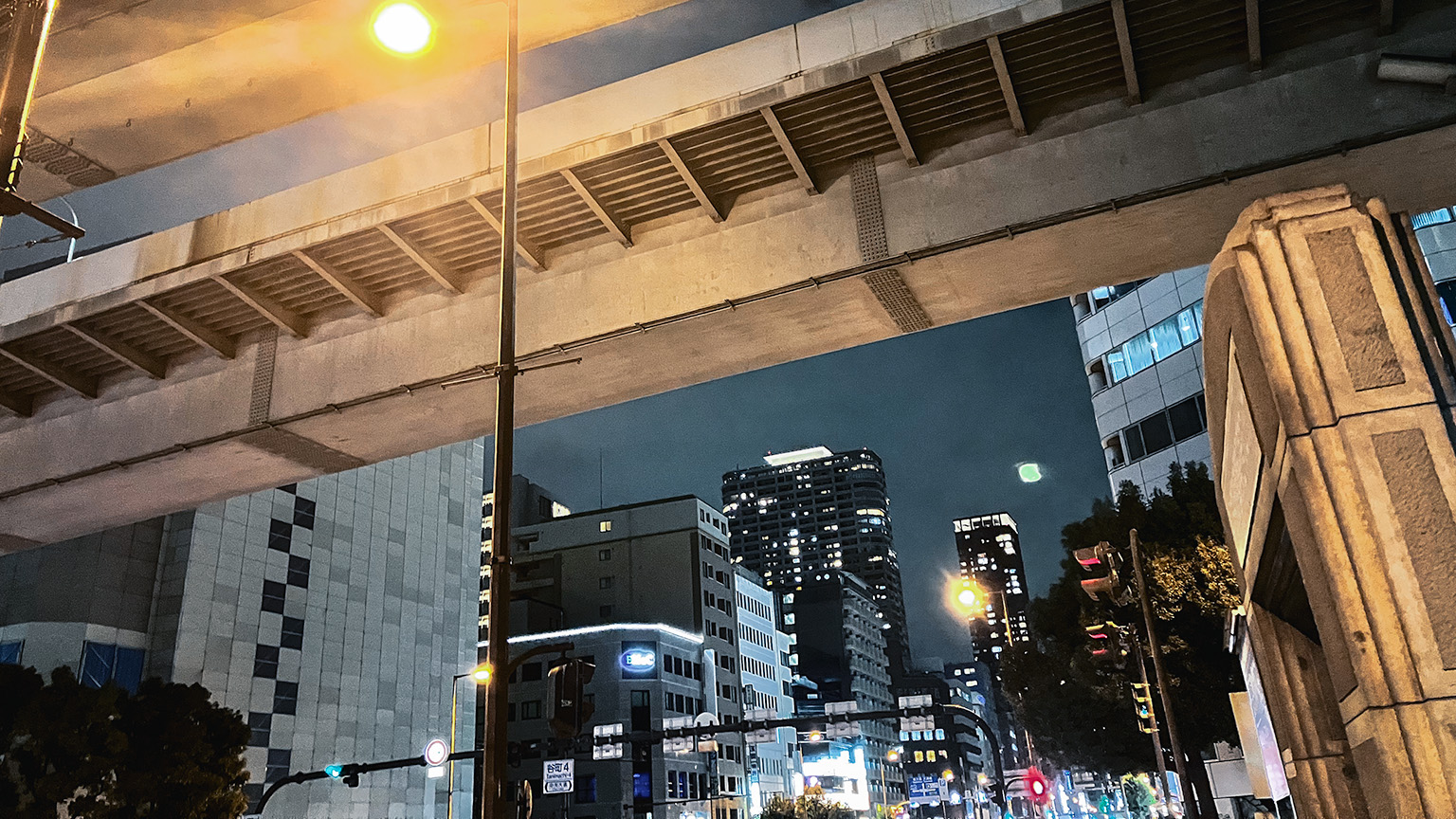 阪神高速道路高架下の写真